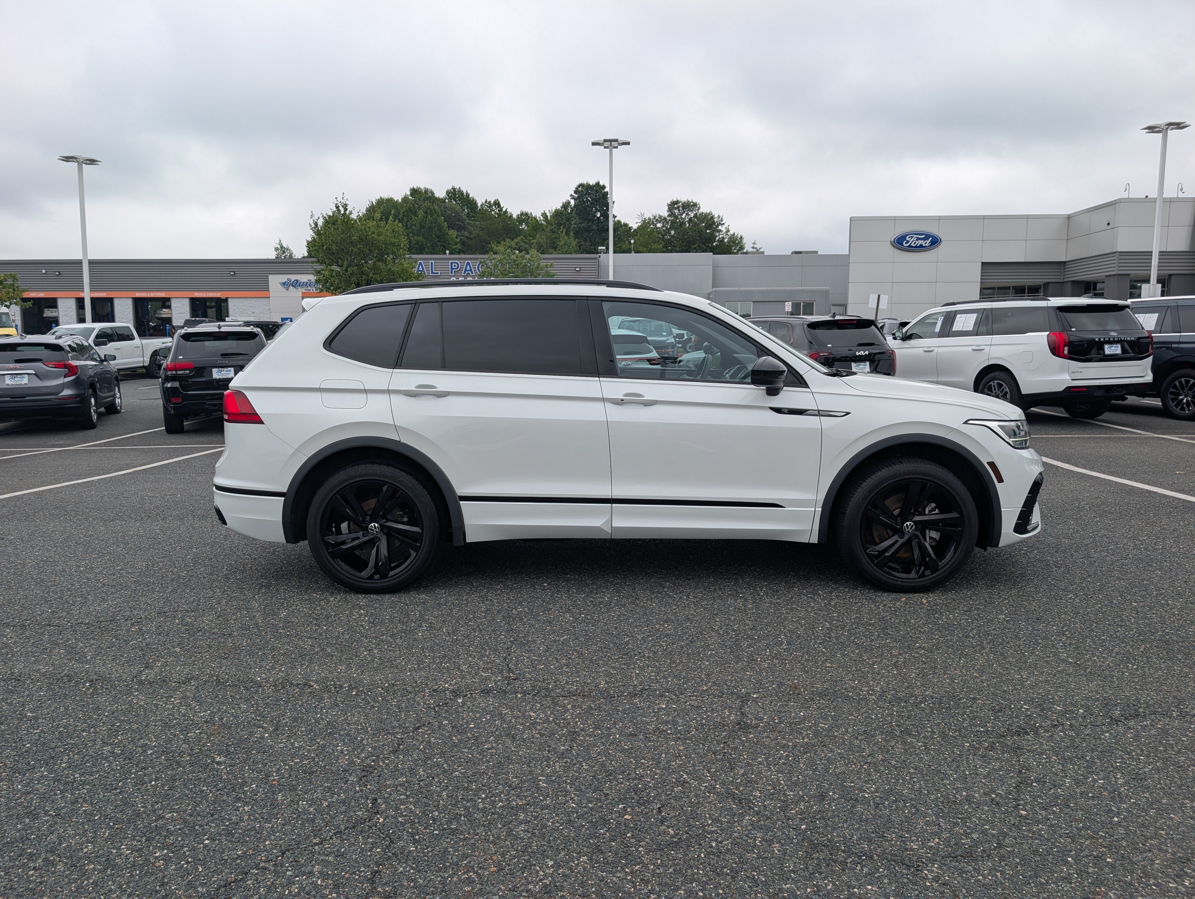 Used 2023 Volkswagen Tiguan SE R-Line FWD image 2