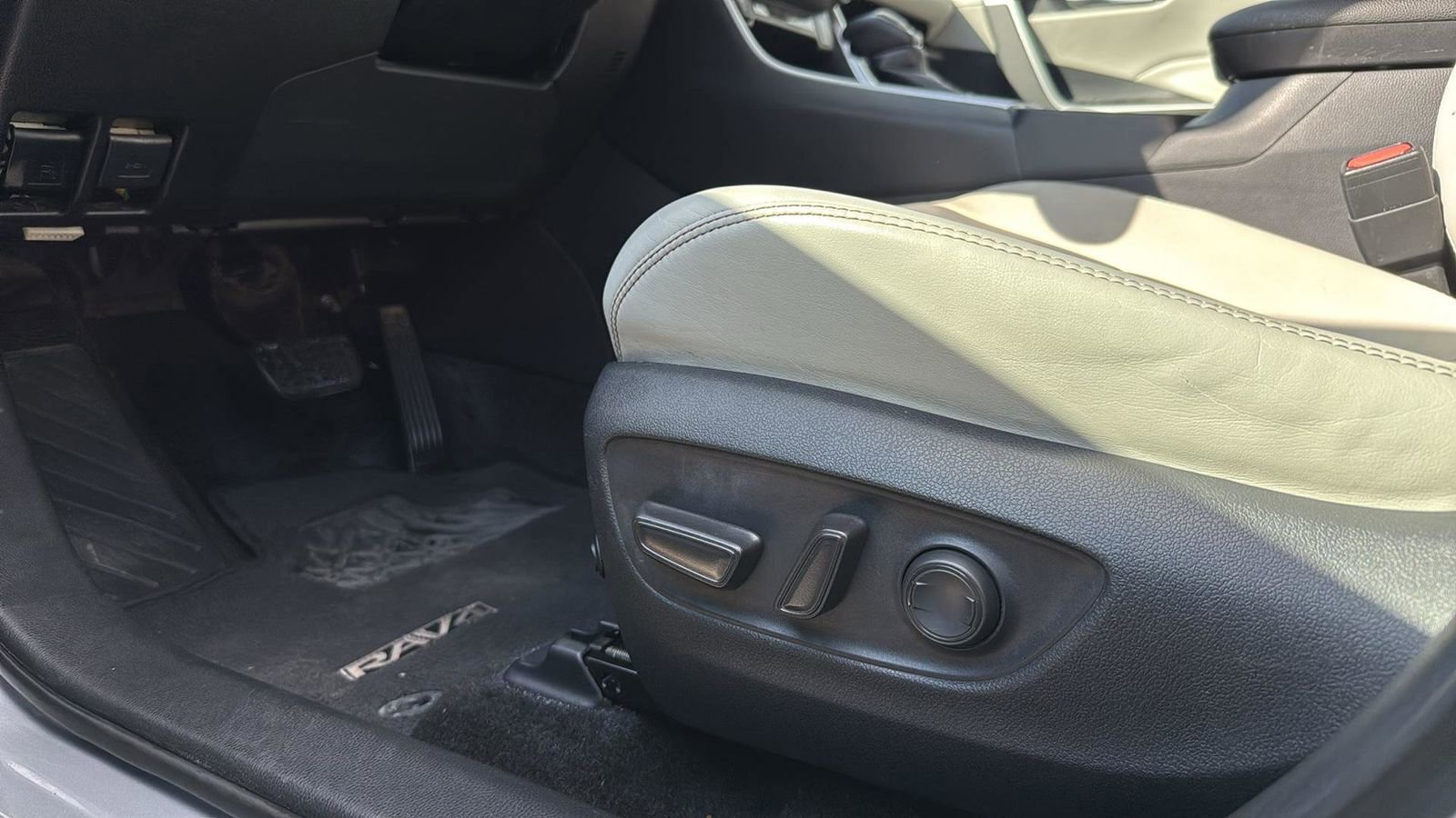 Used 2019 Toyota RAV4 XLE Premium image 10