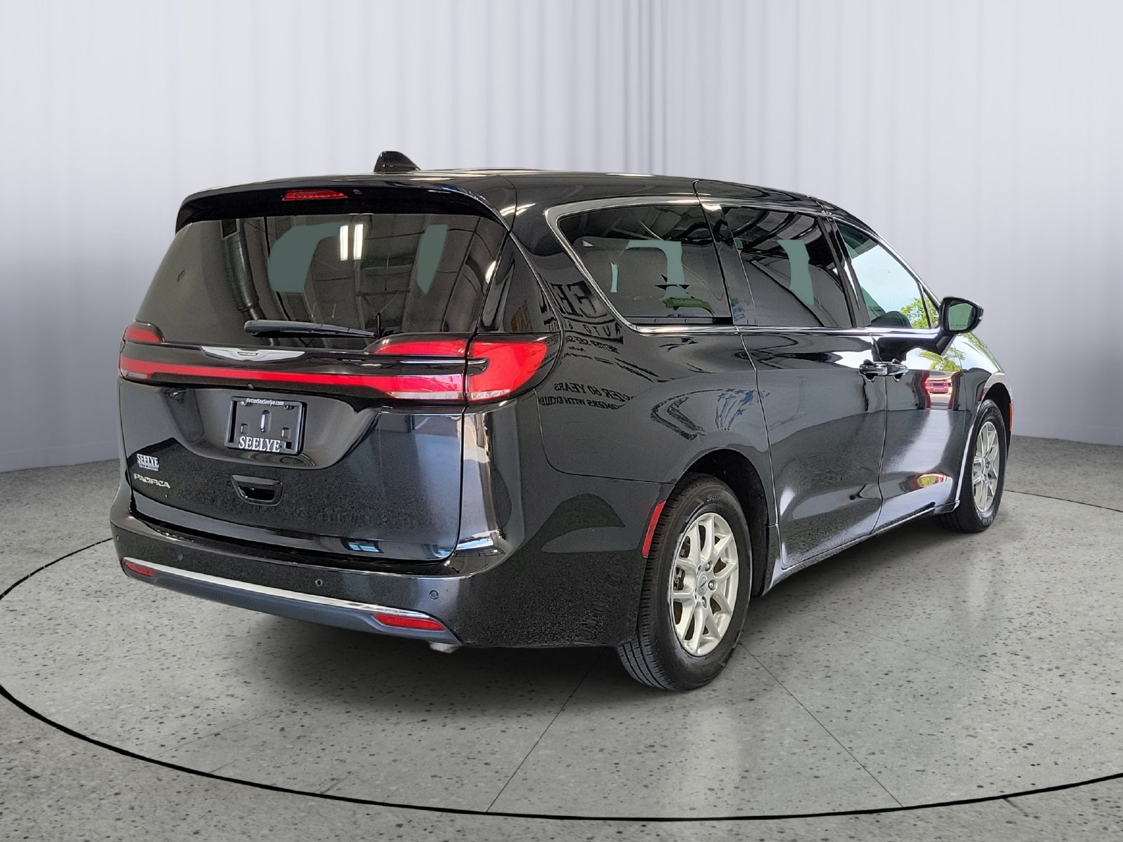 Used 2023 Chrysler Pacifica Touring-L FWD image 2