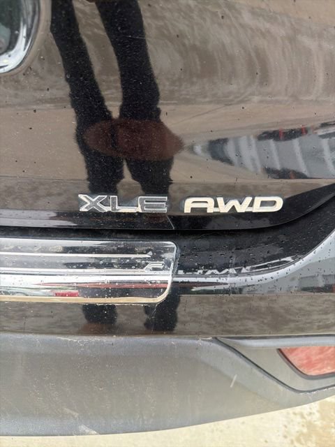 Used 2024 Toyota Highlander XLE AWD/4WD image 39