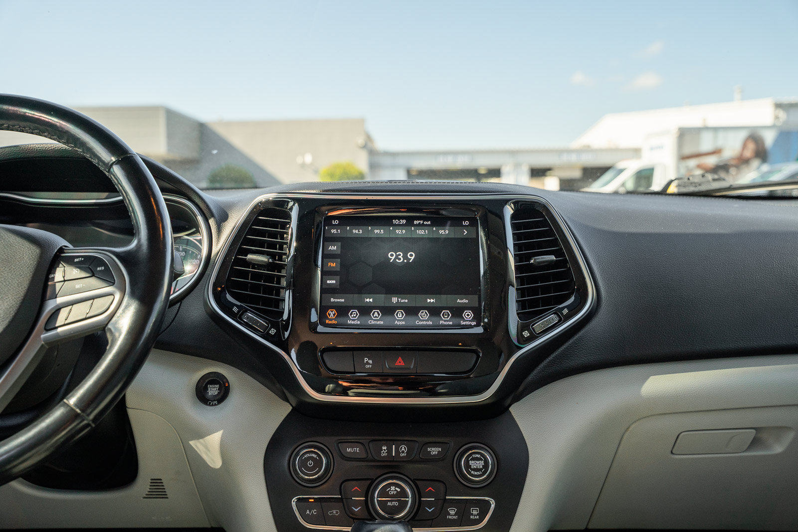 Used 2020 Jeep Cherokee Limited FWD image 36