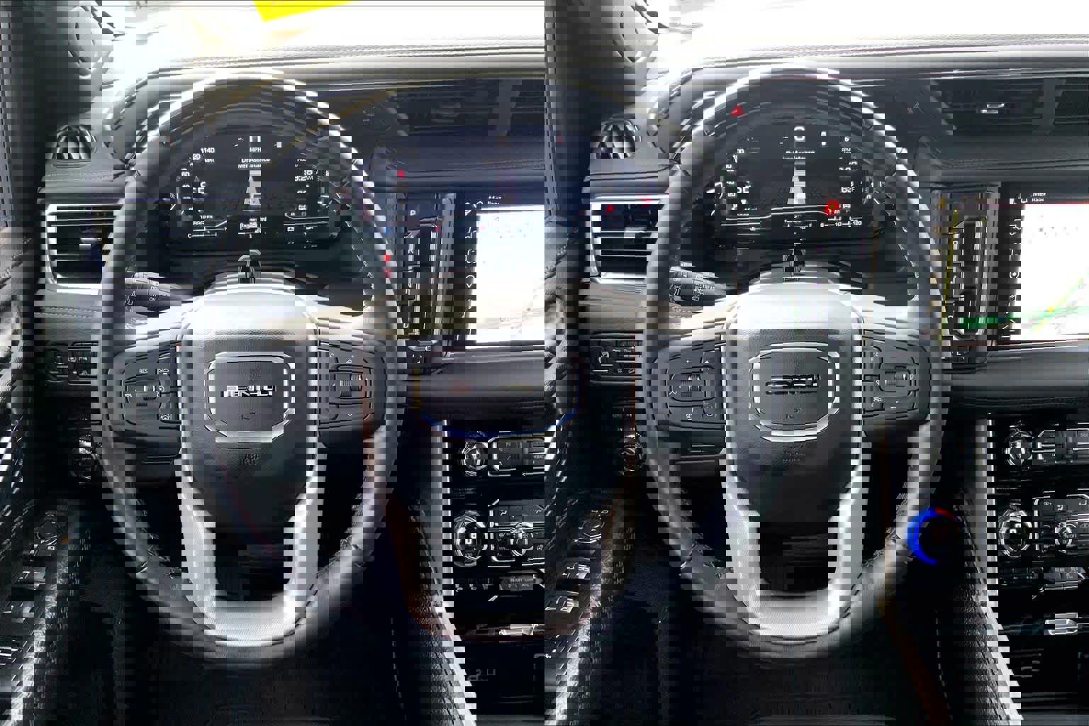 Used 2024 GMC Yukon Denali w/ Advanced Technology Package image 8