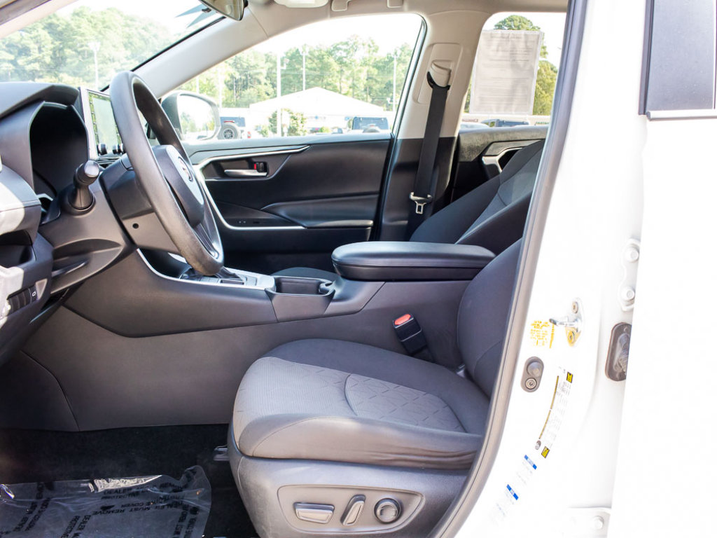 Used 2021 Toyota RAV4 XLE w/ Convenience Package AWD/4WD image 17
