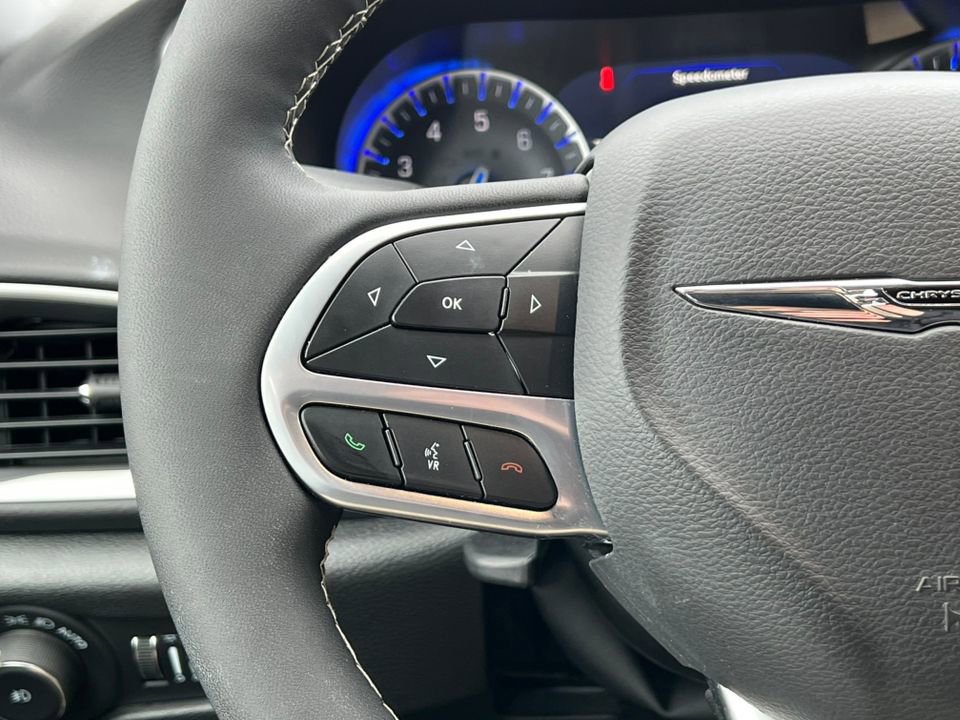 Used 2026 Chrysler Pacifica Select image 24