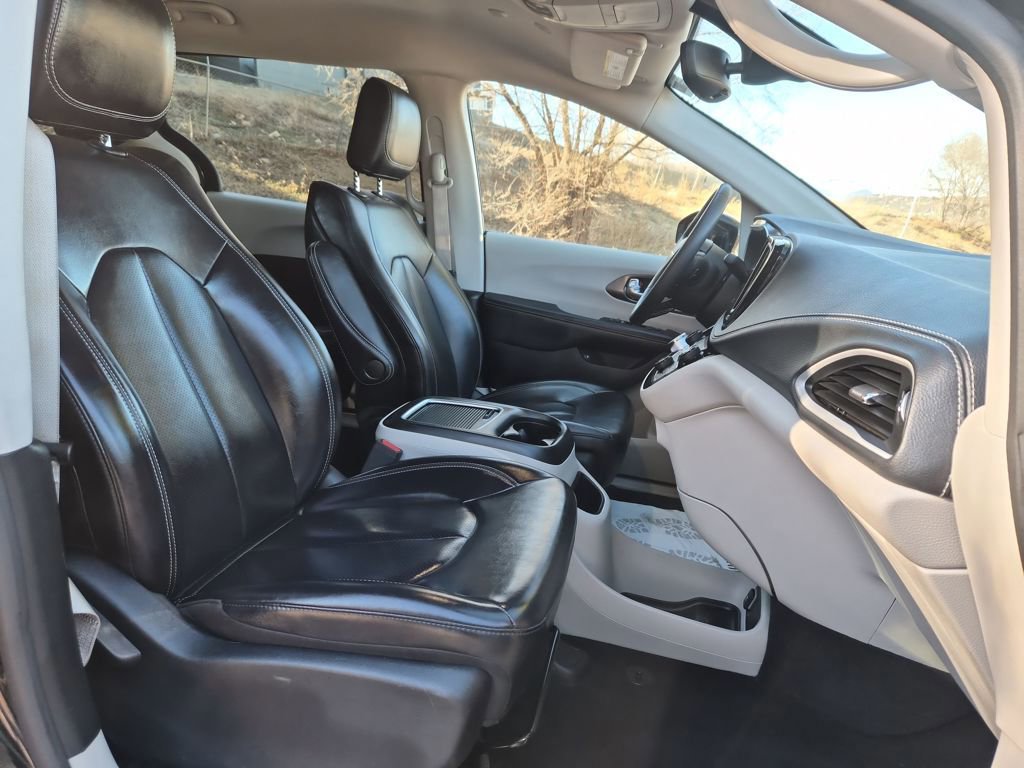 Used 2024 Chrysler Pacifica Select image 32