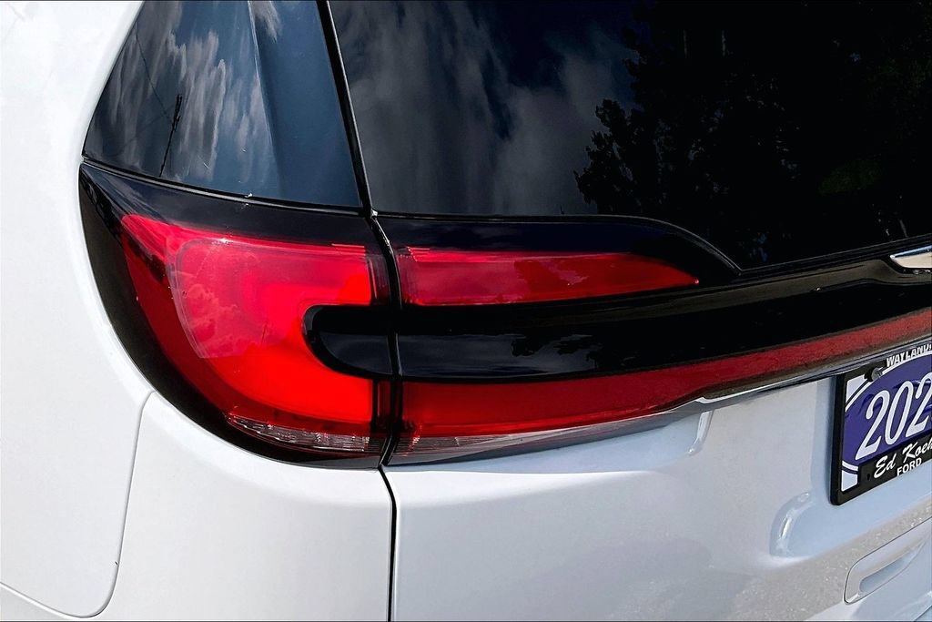 Used 2023 Chrysler Pacifica Limited FWD image 31