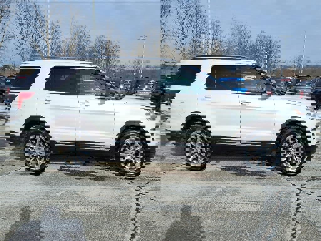 Certified 2019 Ford Explorer XLT w/ Equipment Group 202A image 6