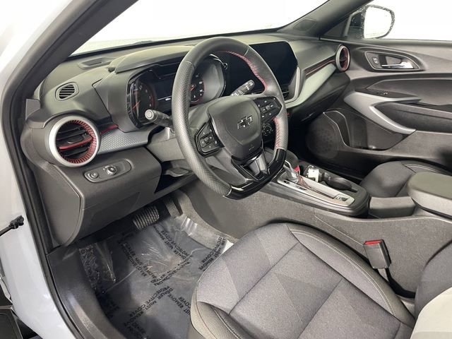 Used 2025 Chevrolet Trax RS w/ Driver Confidence Package FWD image 2