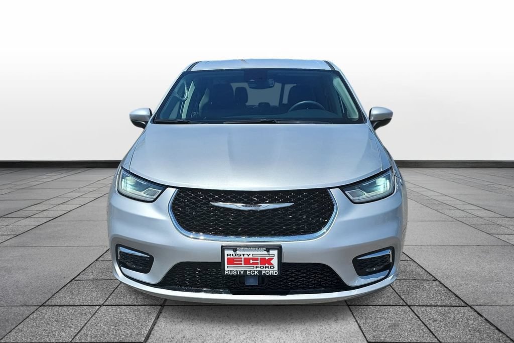 Used 2023 Chrysler Pacifica Touring-L FWD image 2