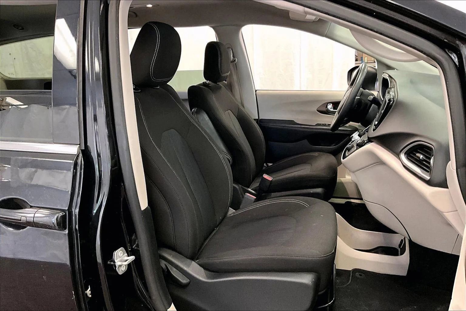 Used 2022 Chrysler Voyager LX image 7