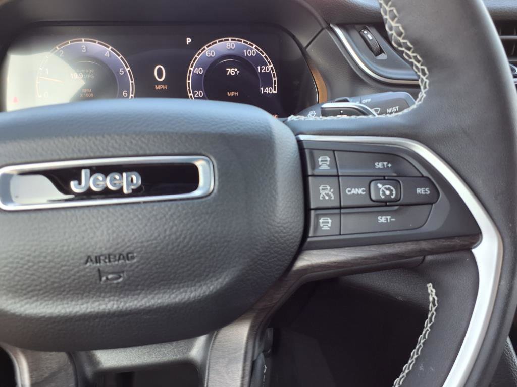 Used 2025 Jeep Grand Cherokee L Limited w/ Black Appearance Package image 18