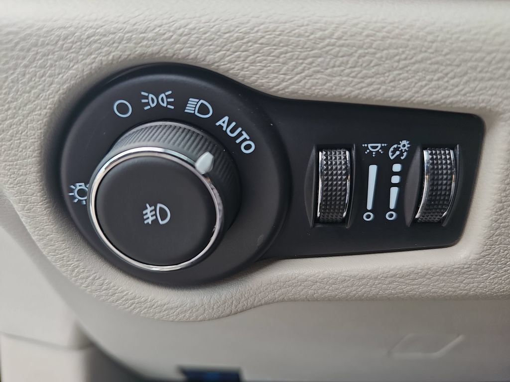 Used 2024 Chrysler Pacifica Touring-L FWD image 24