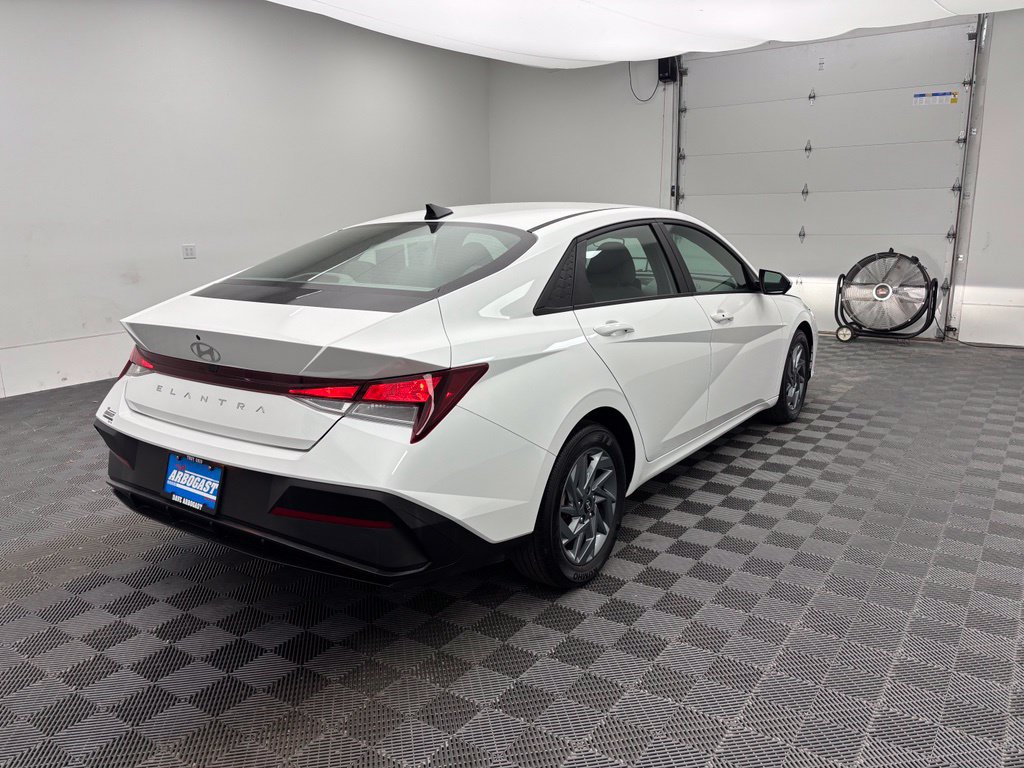 Used 2024 Hyundai Elantra SEL FWD image 8