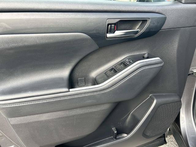 Used 2022 Toyota Highlander XLE AWD/4WD image 28