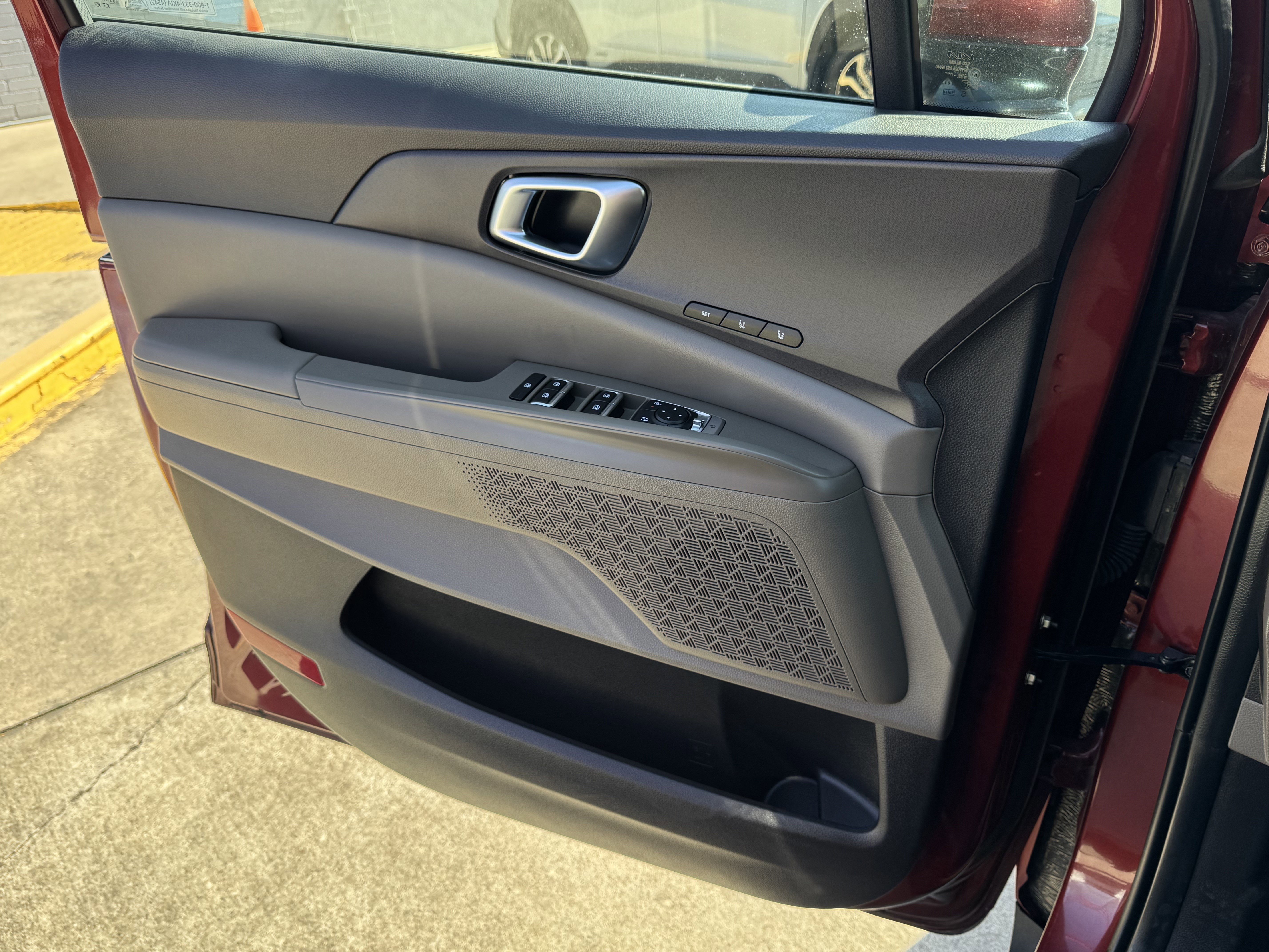 Used 2025 Kia Carnival EX image 24