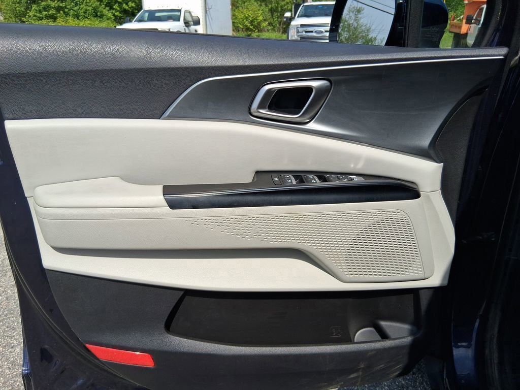 Used 2023 Kia Carnival LX image 21