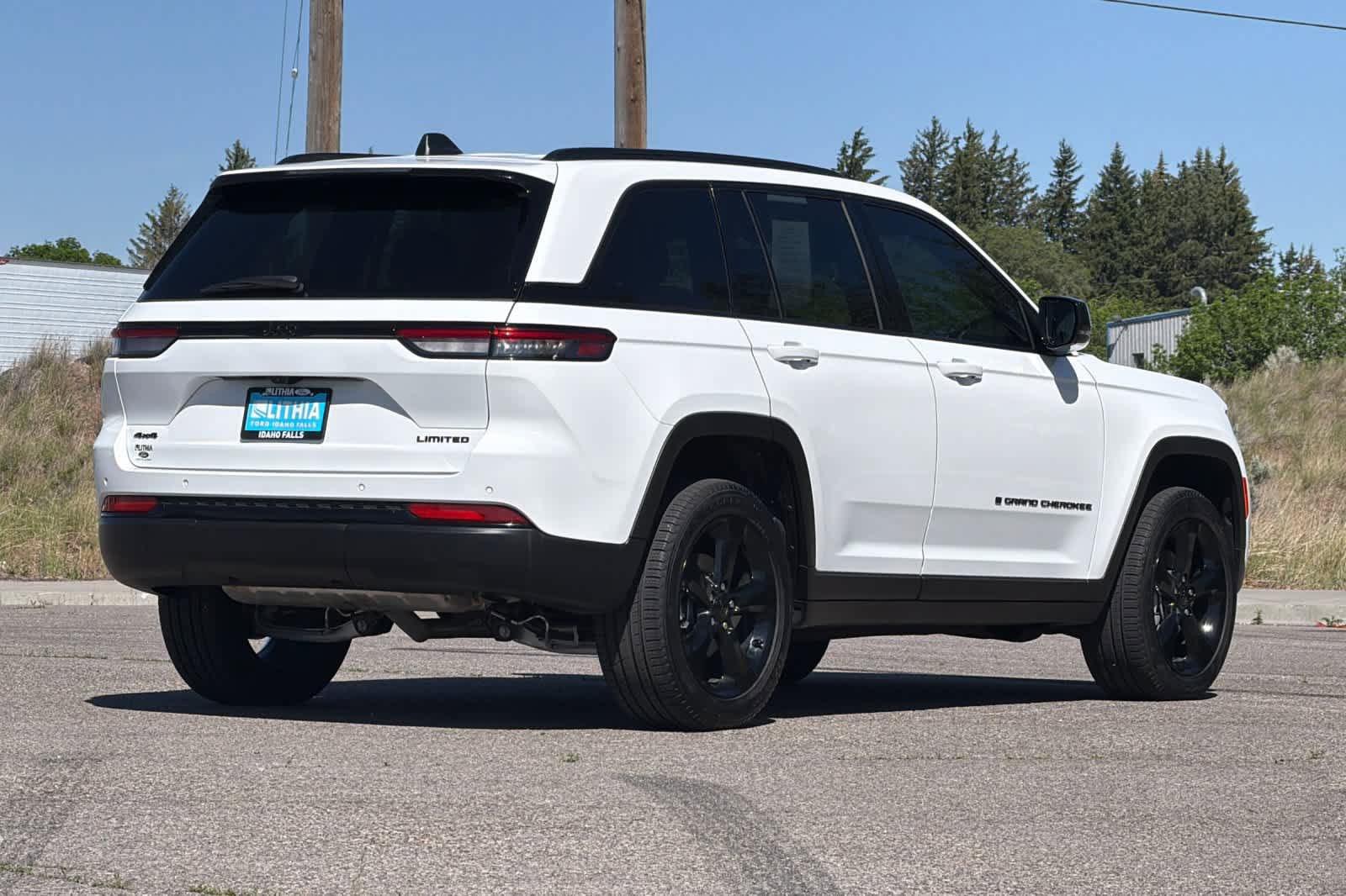 Used 2025 Jeep Grand Cherokee Limited w/ Black Appearance Package AWD/4WD image 2