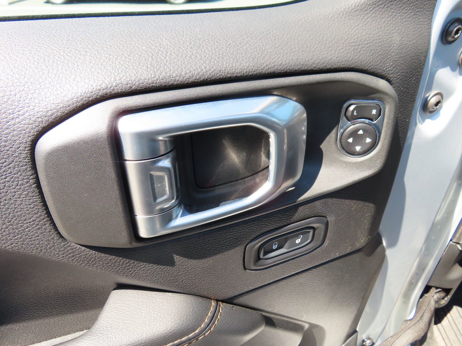 Used 2023 Jeep Wrangler Unlimited Sahara image 14