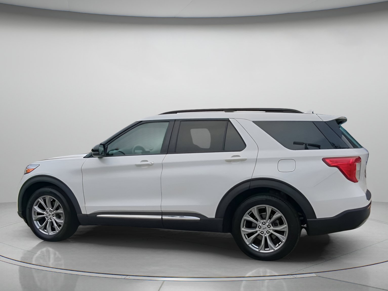 Certified 2023 Ford Explorer XLT w/ Equipment Group 202A RWD image 18