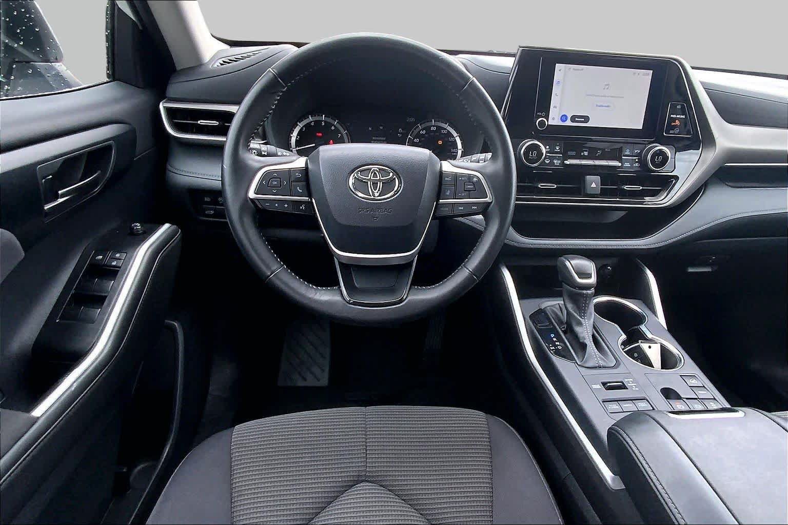 Used 2025 Toyota Highlander LE AWD/4WD image 6
