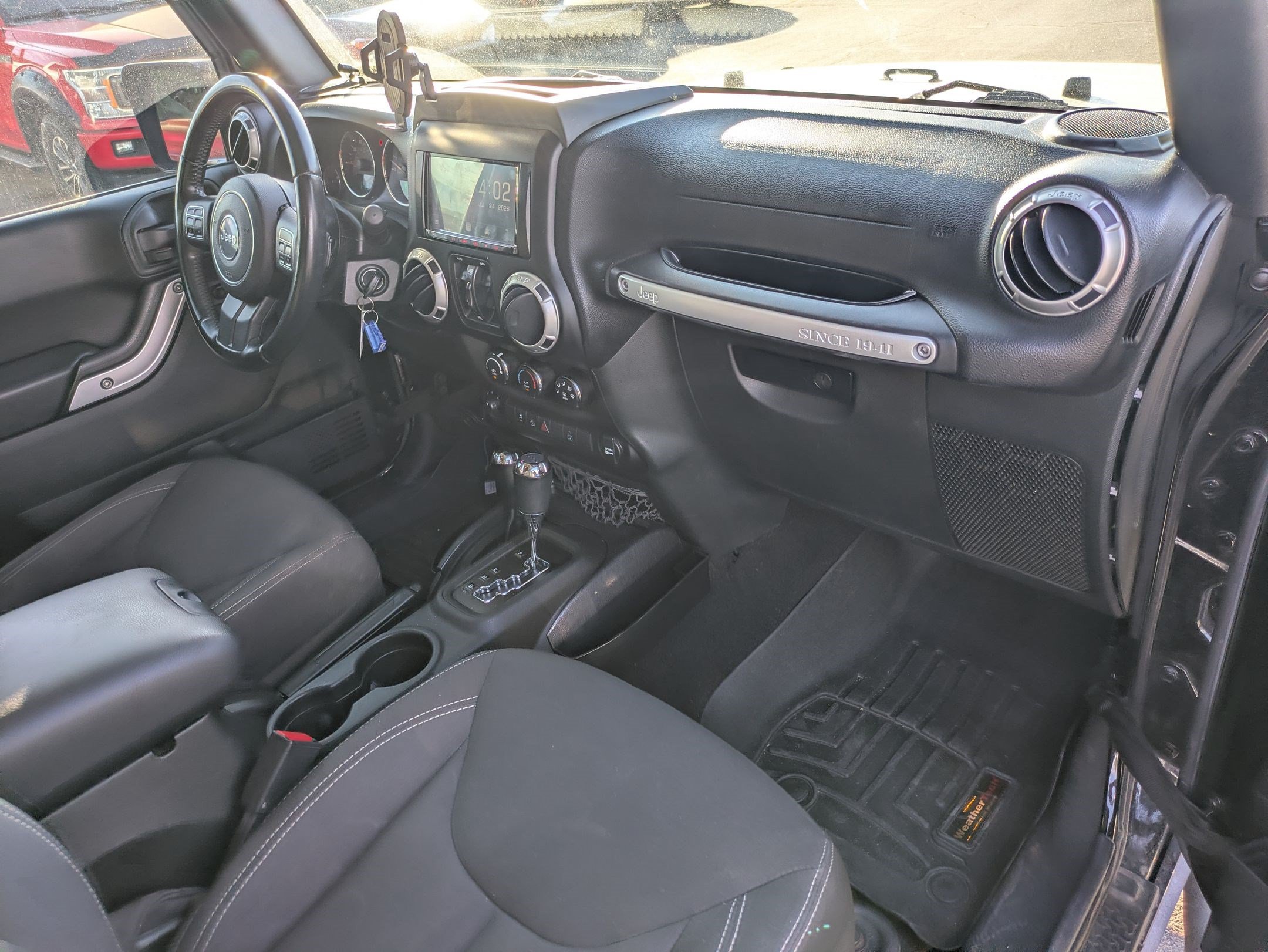 Used 2017 Jeep Wrangler Unlimited Sahara w/ Connectivity Group AWD/4WD image 31