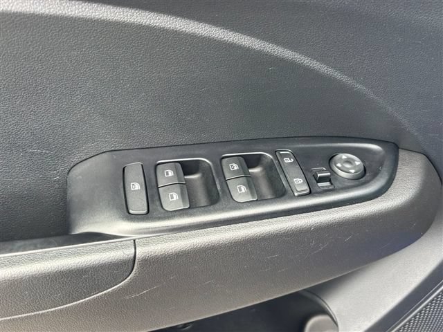 Used 2023 Hyundai Venue SEL FWD image 15