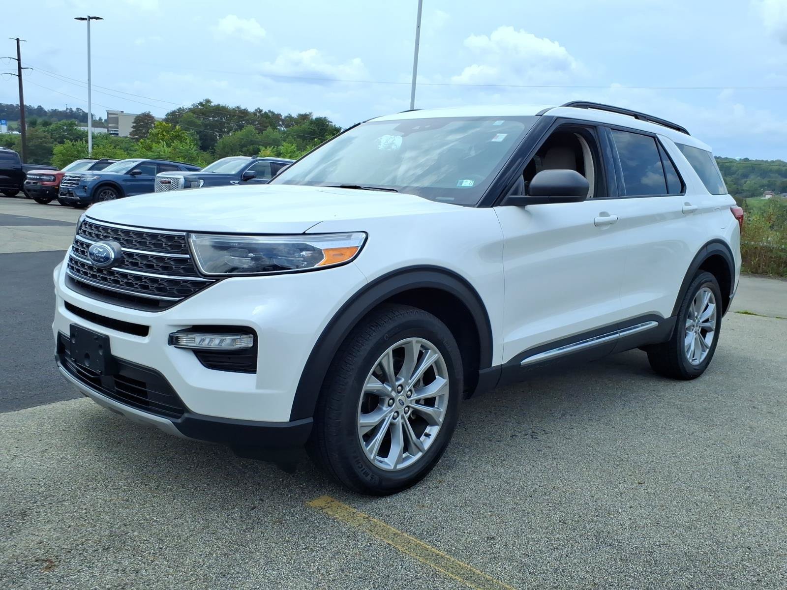 Certified 2023 Ford Explorer XLT w/ Equipment Group 202A AWD/4WD image 3
