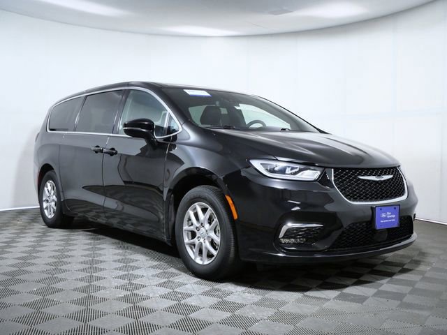 Used 2025 Chrysler Pacifica Select image 5