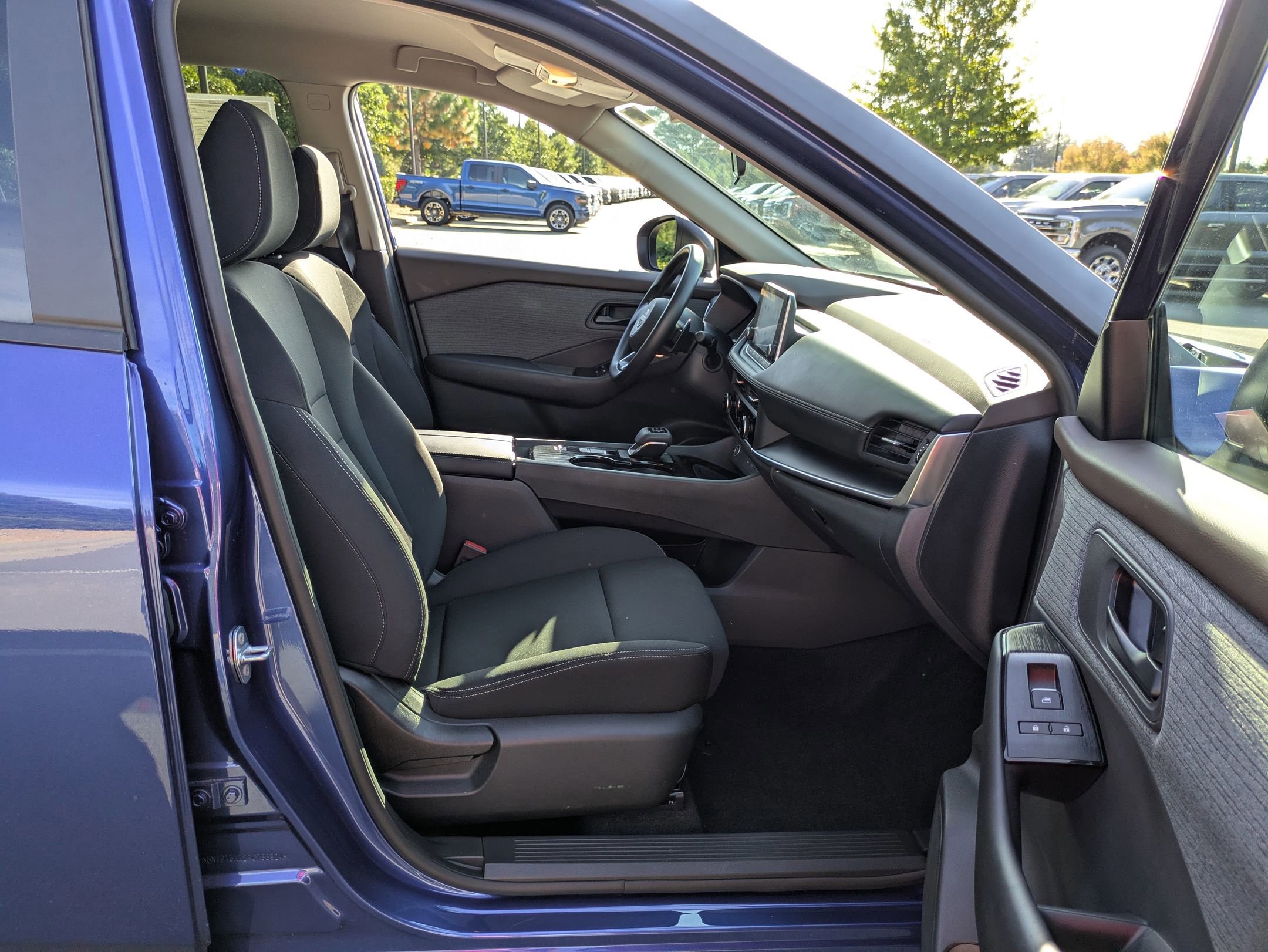 Used 2023 Nissan Rogue S image 35