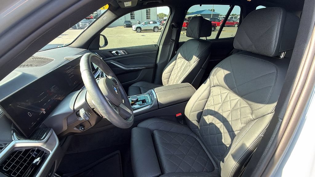 Used 2025 BMW X5 xDrive40i w/ M Sport Package AWD/4WD image 16