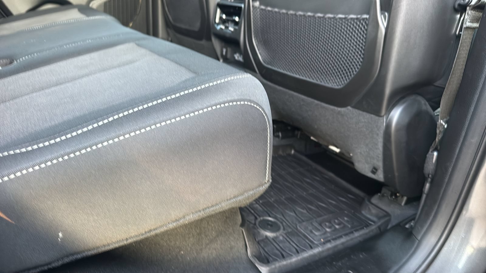Used 2025 Jeep Grand Cherokee Laredo X w/ Luxury Tech Group I AWD/4WD image 26
