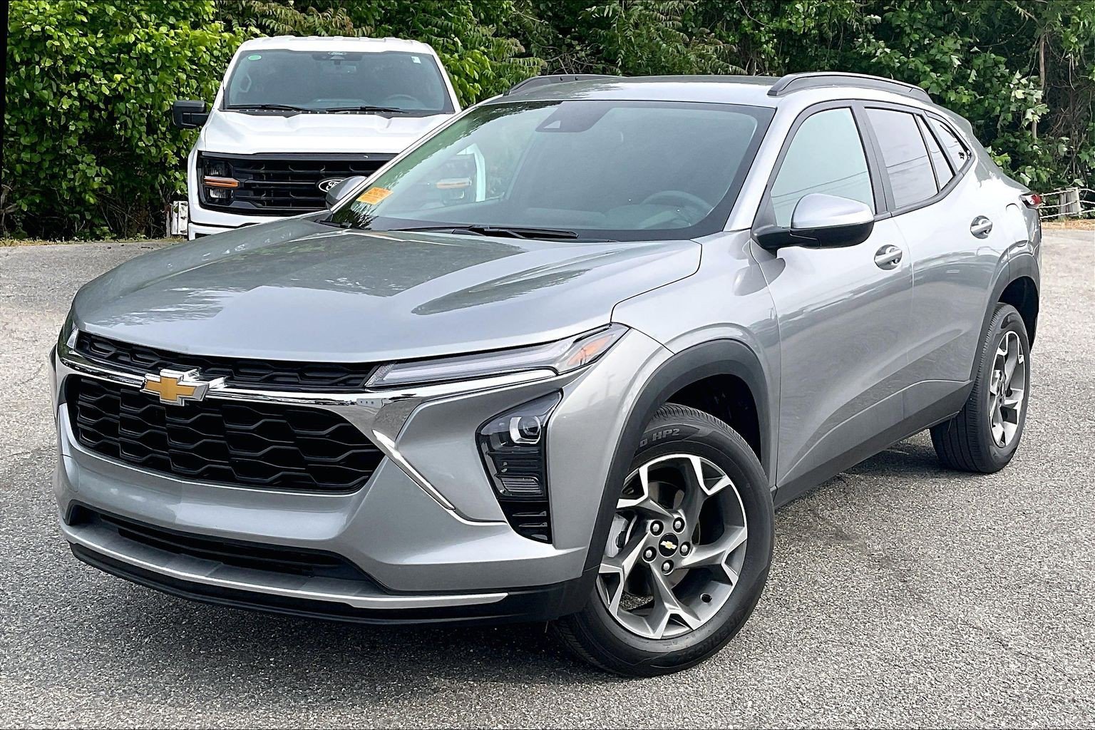 Used 2025 Chevrolet Trax LT FWD image 3