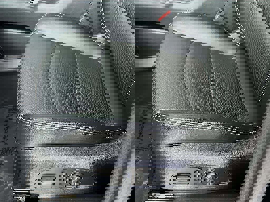 Used 2023 GMC Terrain SLT image 28