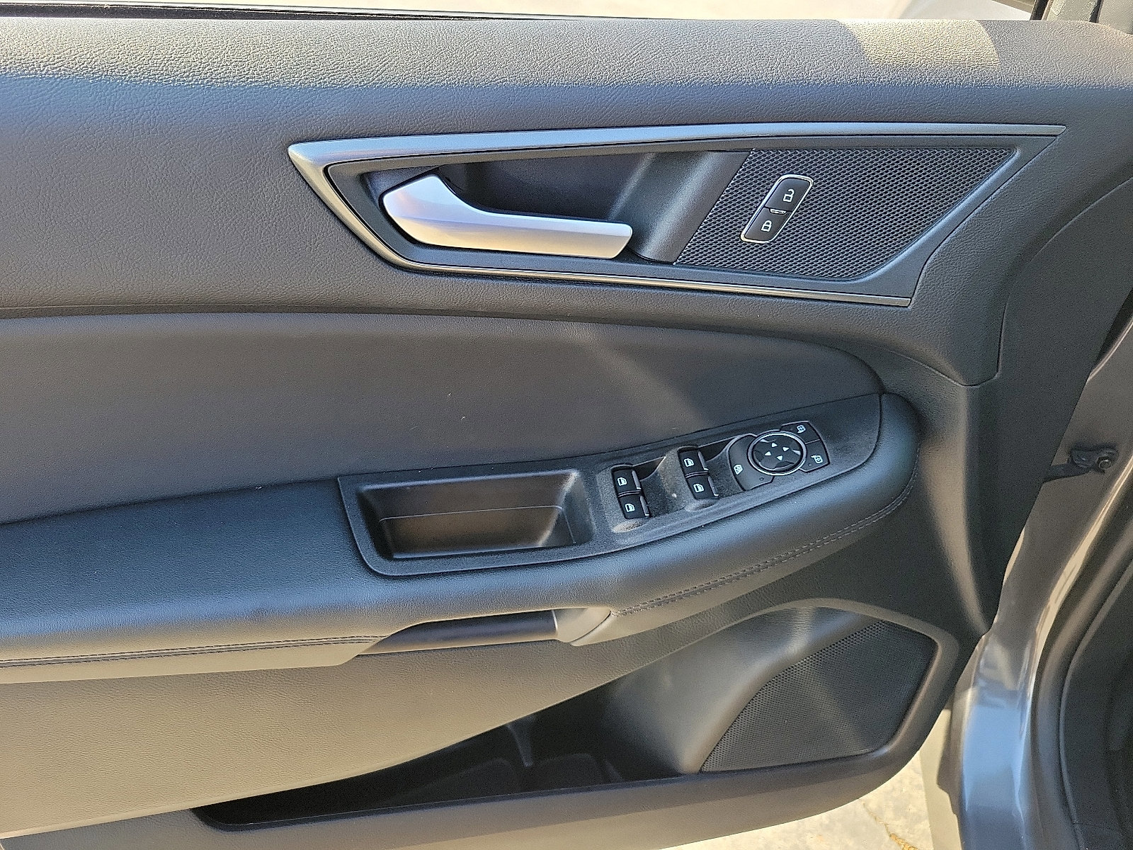 Certified 2024 Ford Edge SE w/ Black Appearance Package image 13