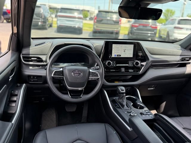 Used 2025 Toyota Highlander XSE AWD/4WD image 6
