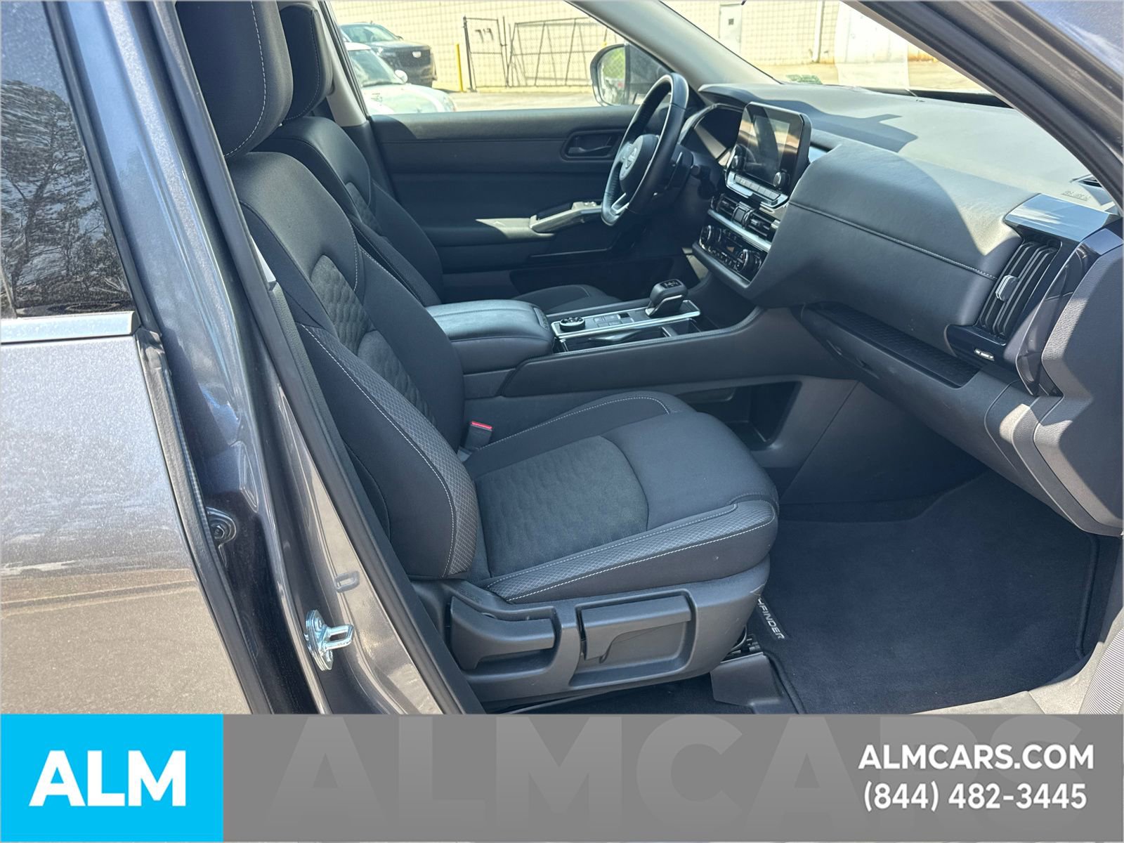 Used 2025 Nissan Pathfinder SV image 16