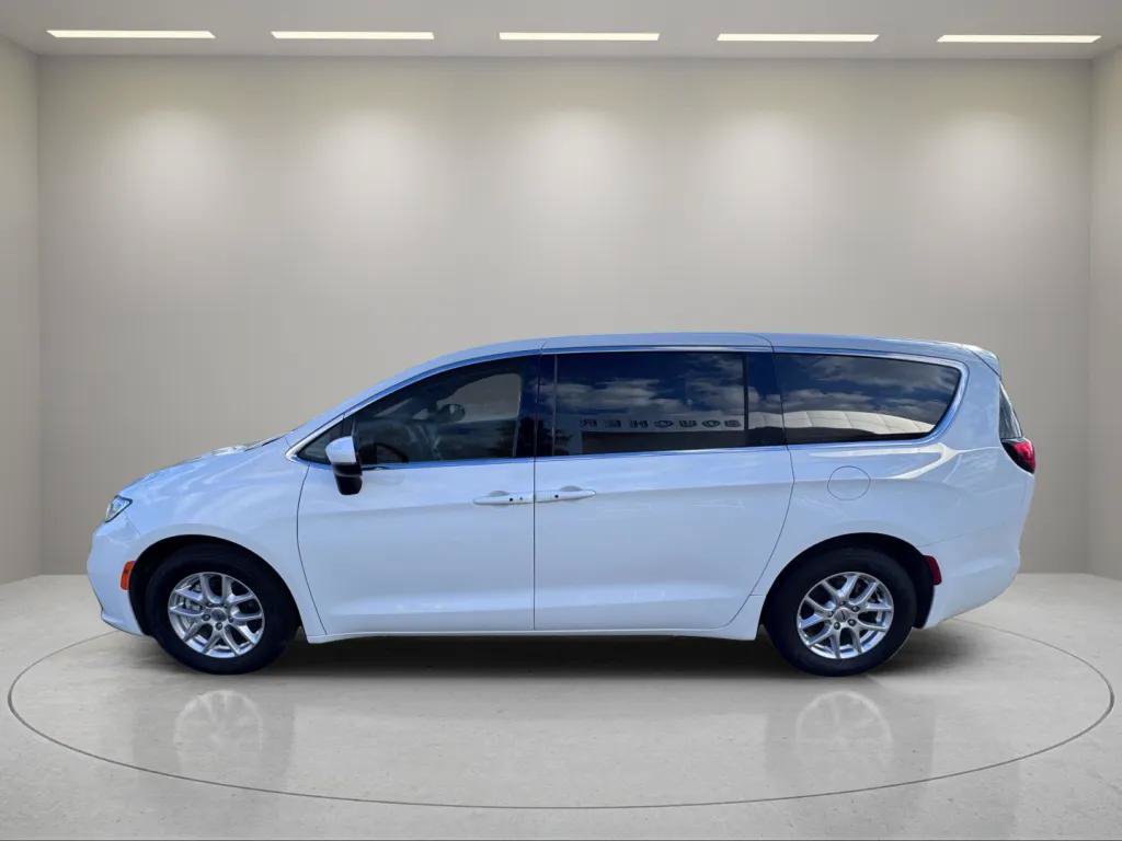 Used 2023 Chrysler Pacifica Touring-L FWD image 4
