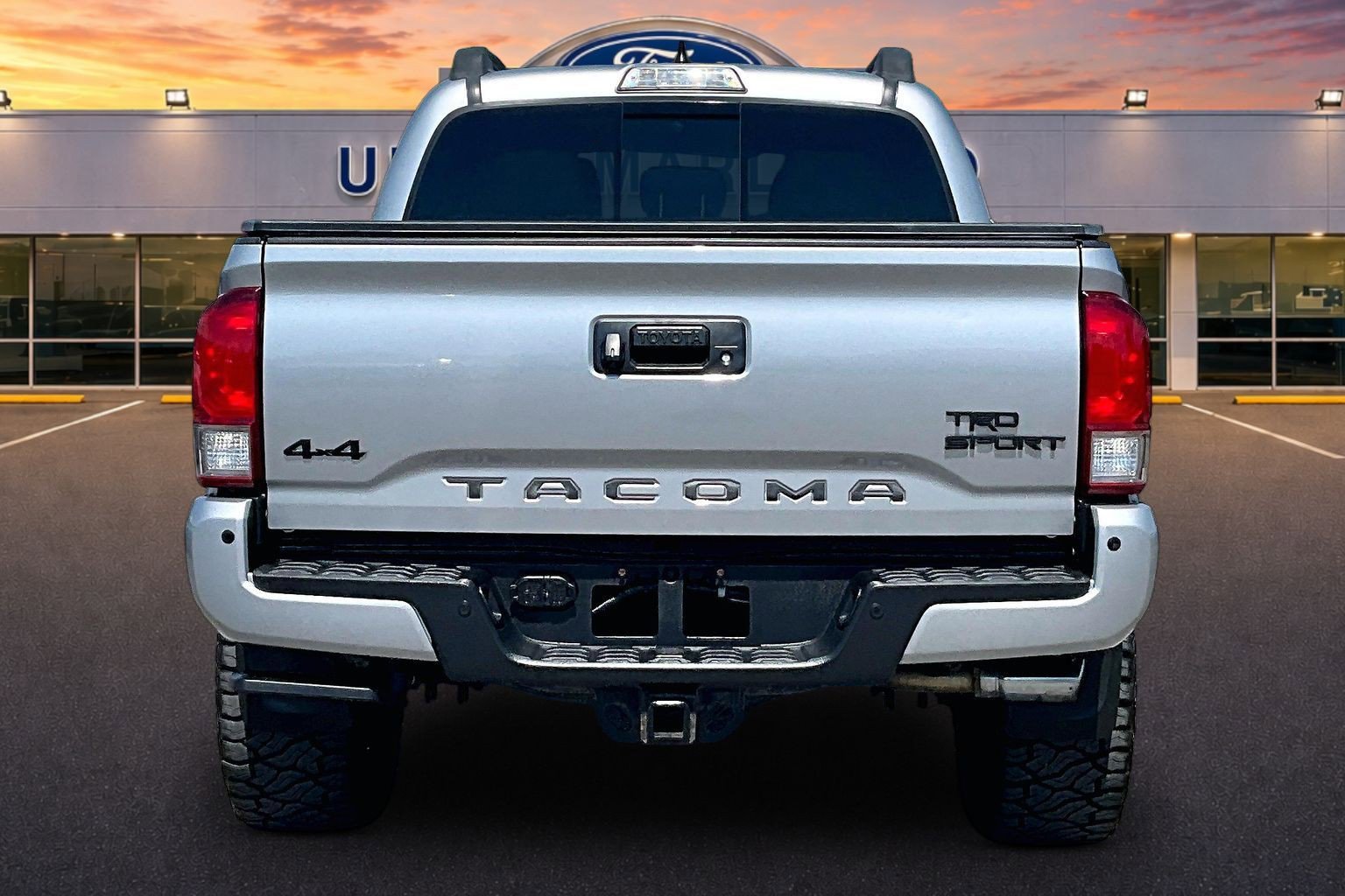 Used 2017 Toyota Tacoma TRD Sport AWD/4WD image 4