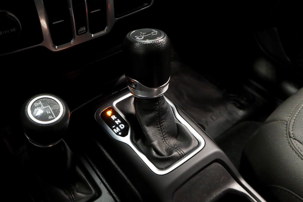 Used 2018 Jeep Wrangler Unlimited Sport S AWD/4WD image 32