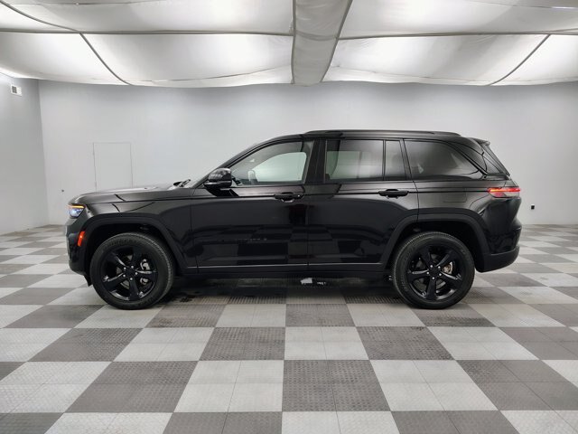 Used 2023 Jeep Grand Cherokee Altitude AWD/4WD image 7