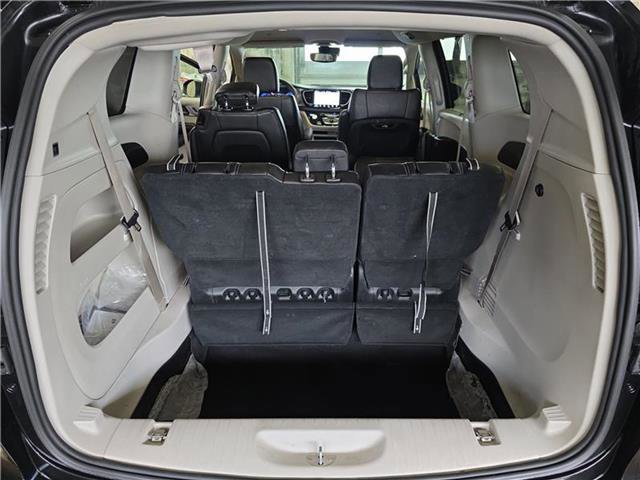 Used 2023 Chrysler Pacifica Touring-L image 20