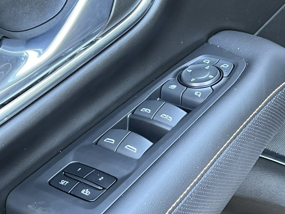 Used 2023 GMC Yukon XL AT4 image 25