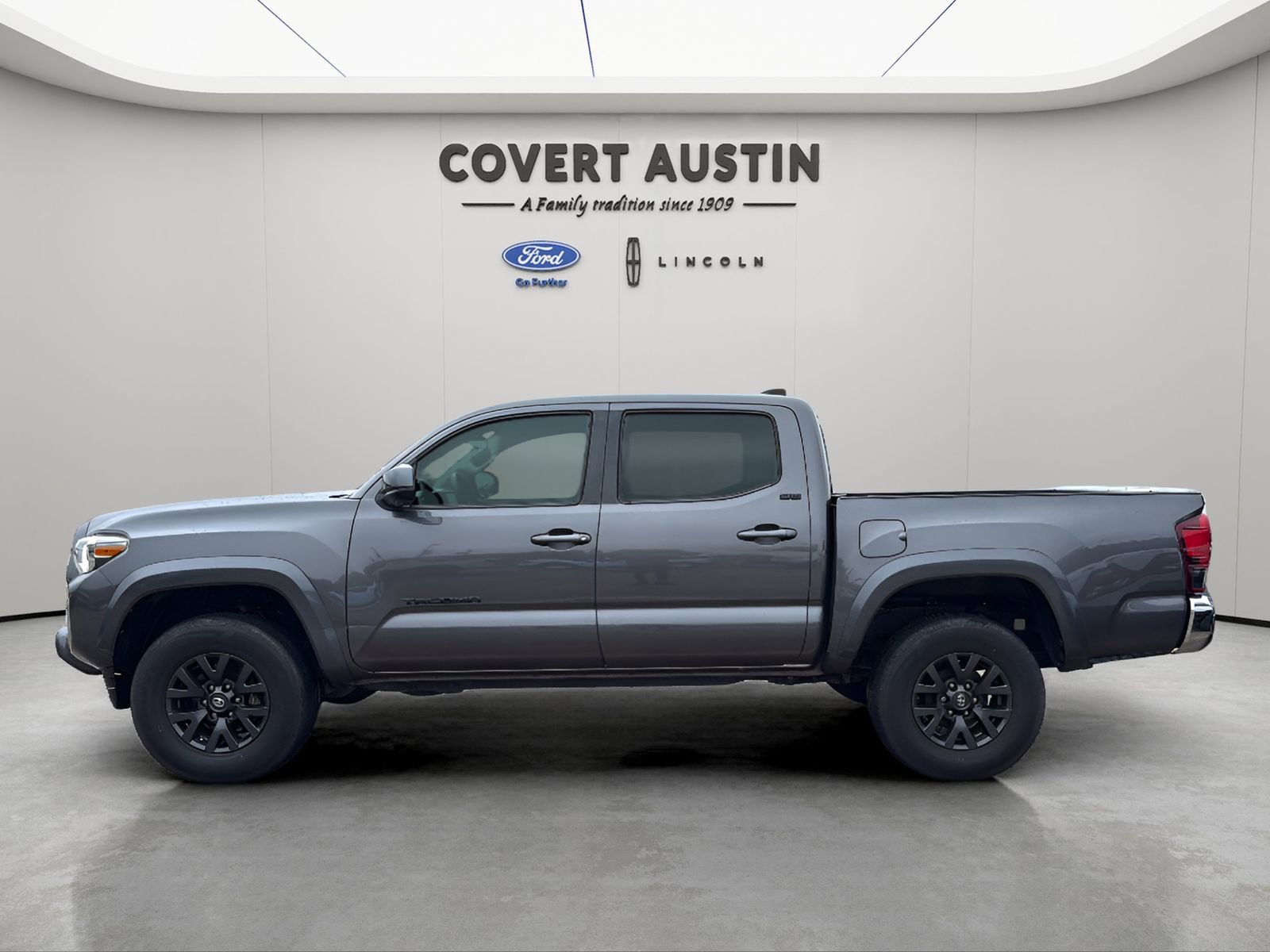 Used 2020 Toyota Tacoma SR5 w/ SR5 Appearance Package (SM) RWD image 2