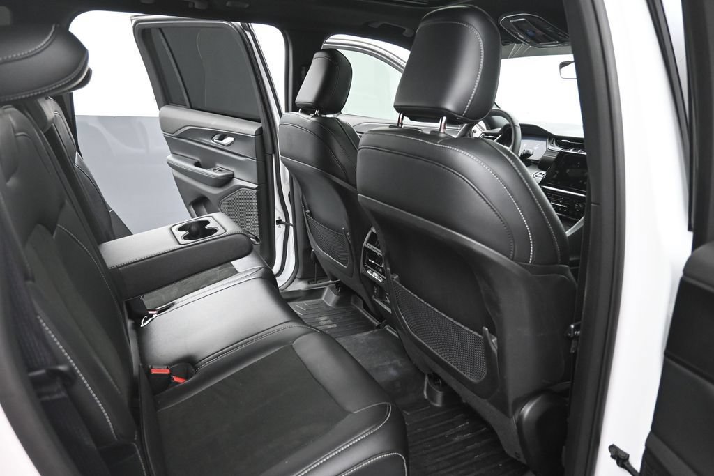 Used 2025 Jeep Grand Cherokee Altitude RWD image 10