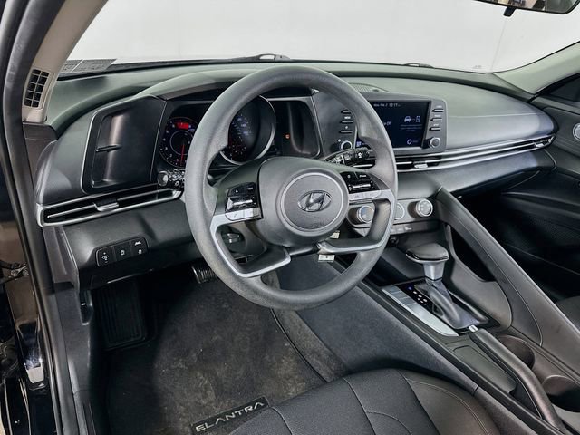 Used 2022 Hyundai Elantra SE image 21