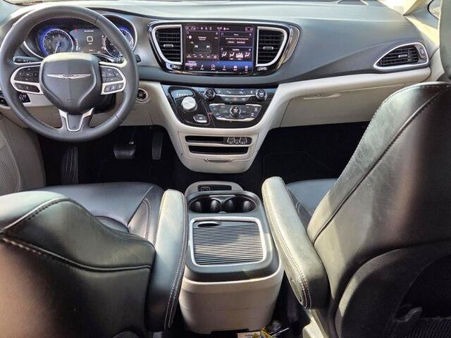 Used 2023 Chrysler Pacifica Touring-L FWD image 8
