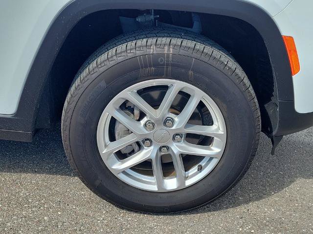 Used 2025 Jeep Grand Cherokee Laredo RWD image 7