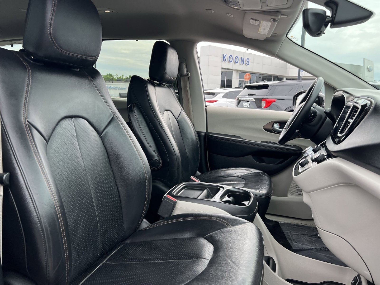 Used 2018 Chrysler Pacifica Touring-L FWD image 35