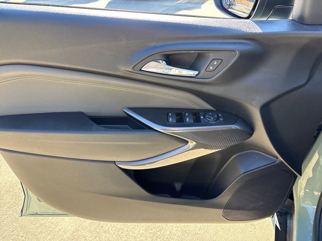 Used 2025 Chevrolet Trax ACTIV image 15