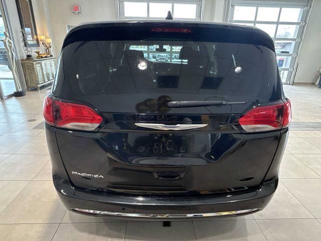 Used 2020 Chrysler Pacifica Touring image 3